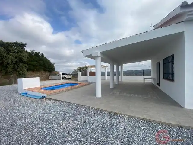Casa rústica amb piscina en venda a Cútar