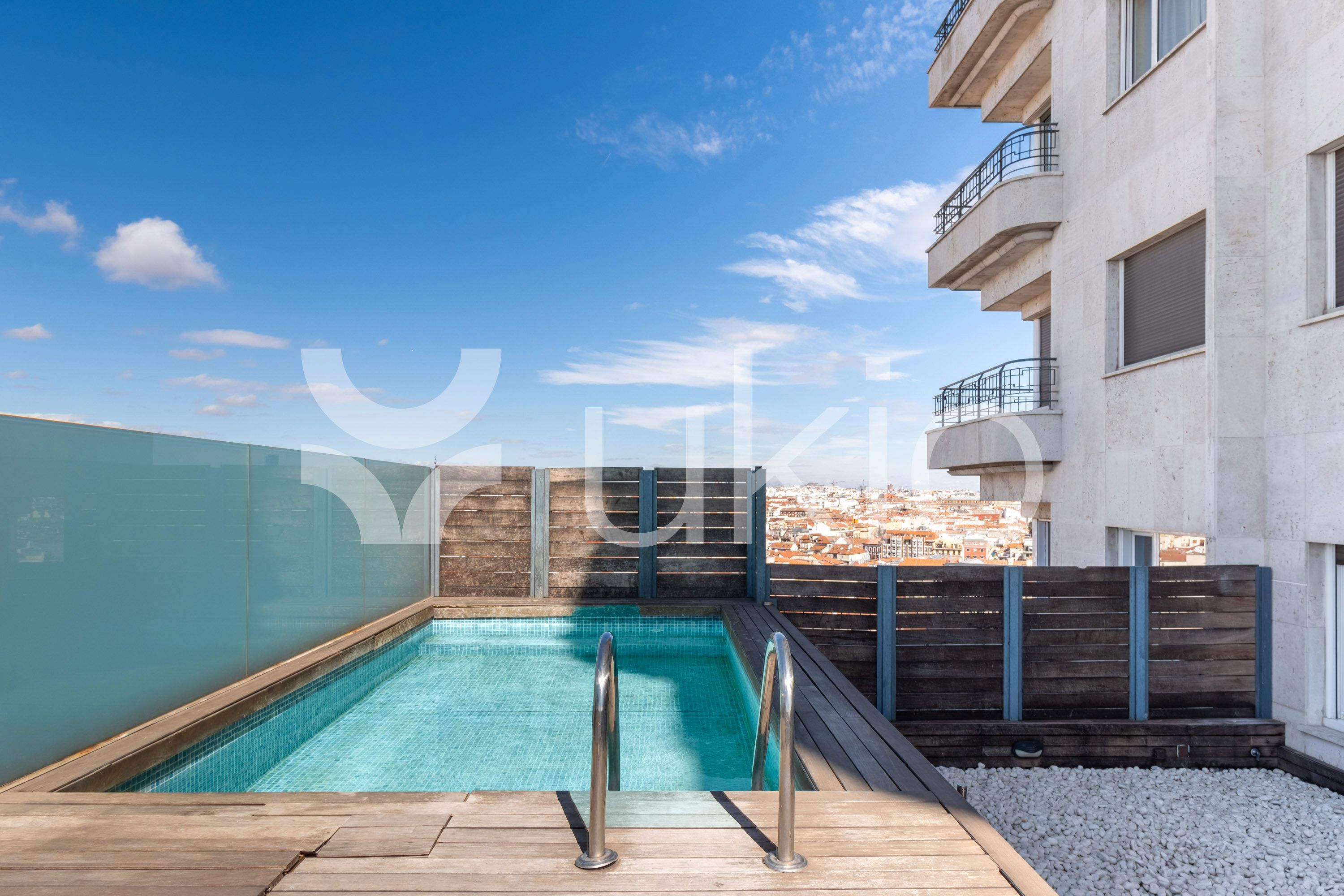 Swimming pool of Apartment to rent in  Madrid Capital  with Air Conditioner, Heating and Furnished