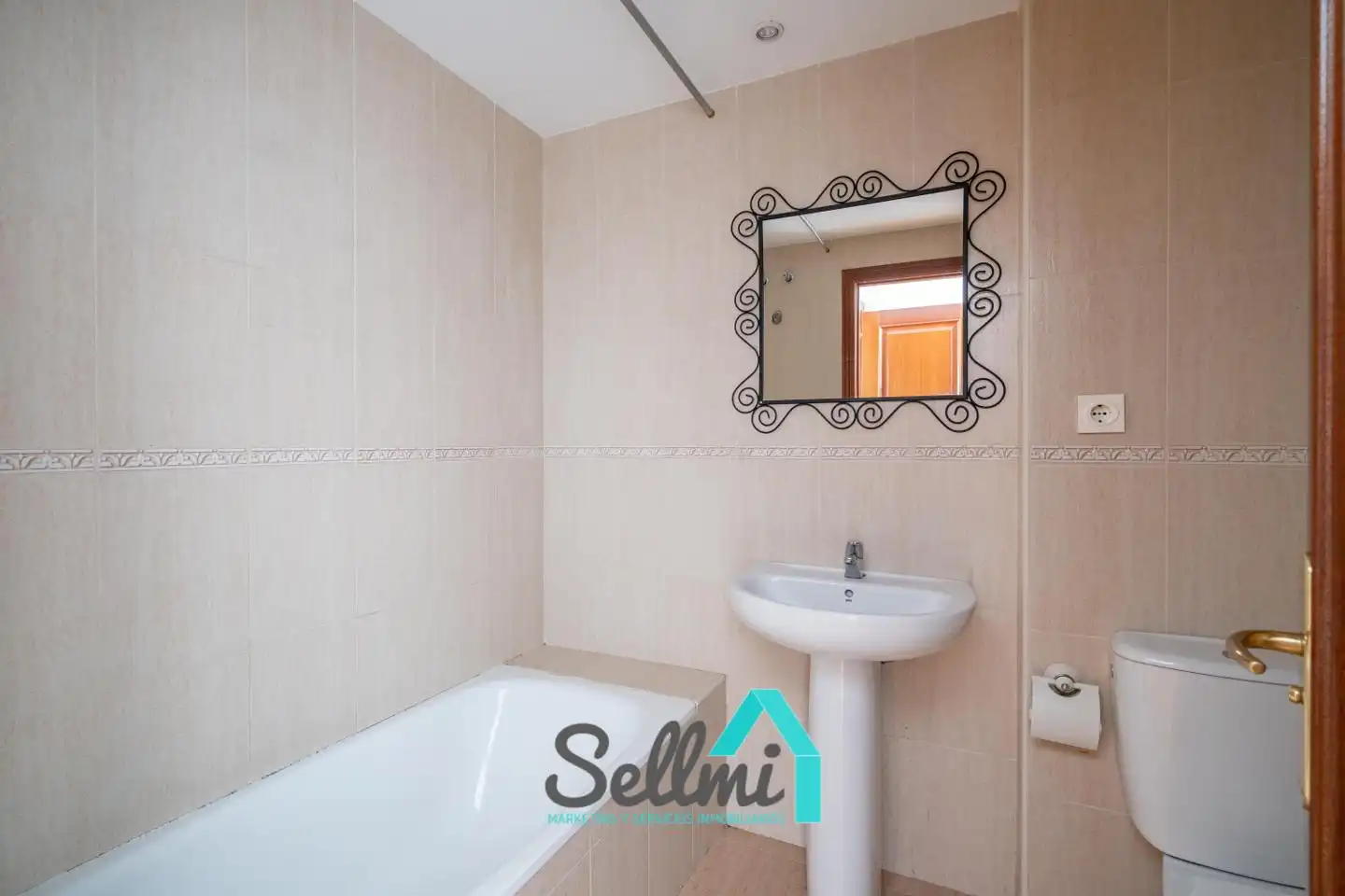 Baño de Piso de alquiler en Oviedo  con Calefacción, Parquet y Trastero