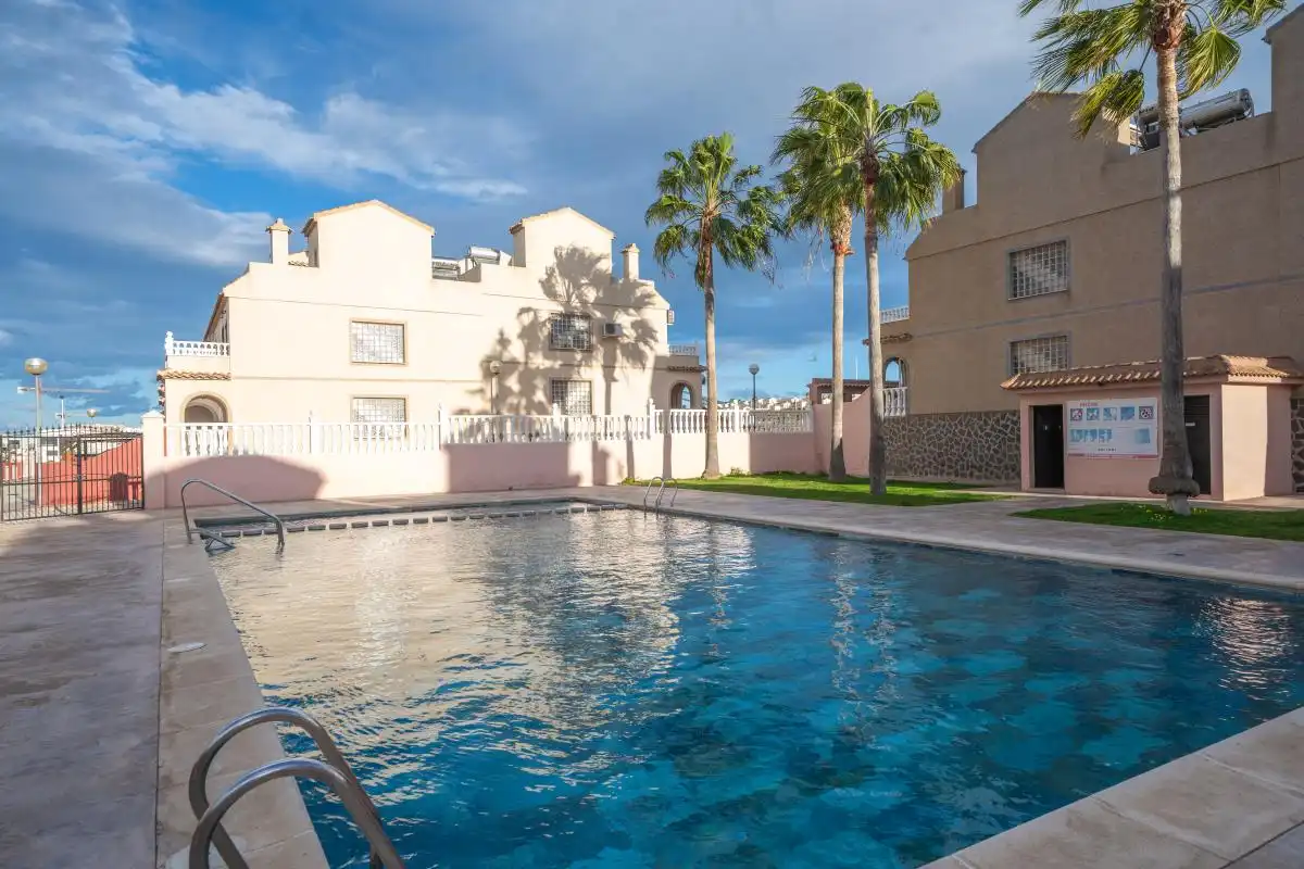 Piscina de Planta baixa en venda en Santa Pola amb Aire condicionat, Calefacció i Piscina