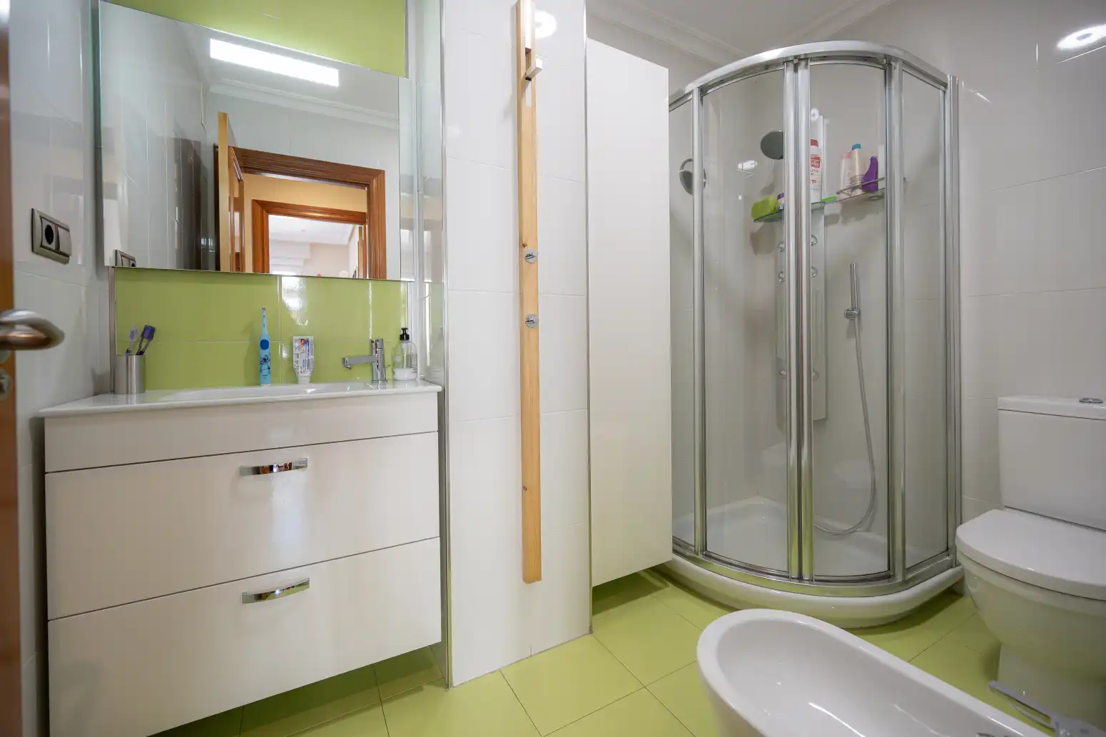 Badezimmer von Wohnung zum Verkauf in Oviedo  mit Heizung, Privatgarten und Abstellraum