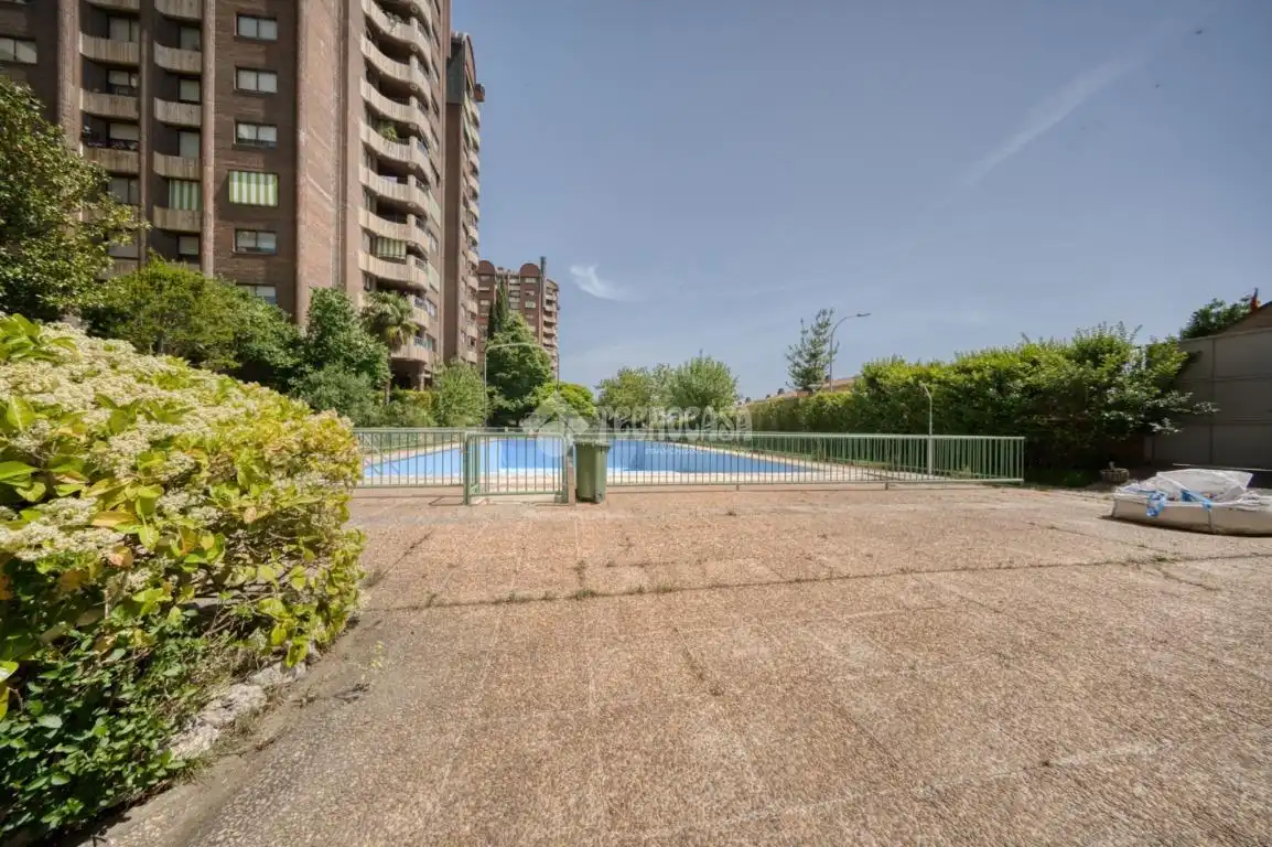 Piscina de Piso en venta en Valladolid con Calefacción, Terraza y Trastero