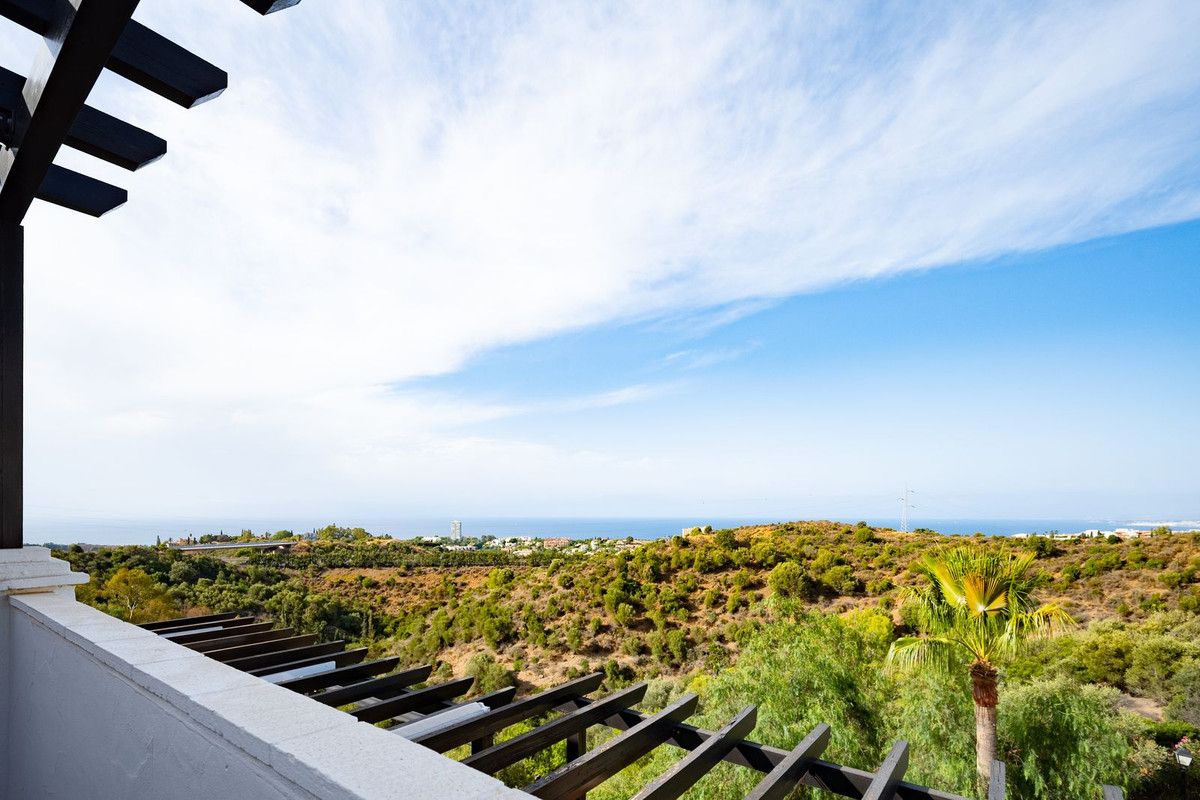 Vista exterior de Àtic en venda en Marbella amb Aire condicionat, Calefacció i Piscina