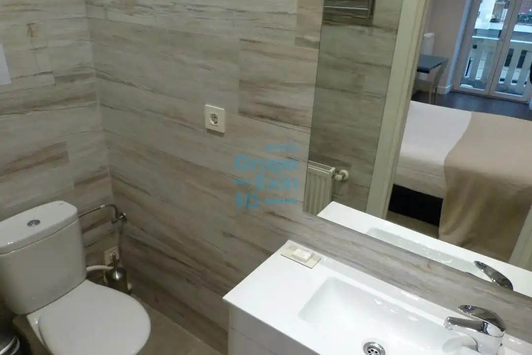Badezimmer von Wohnung zur Miete in Donostia - San Sebastián  mit Balkon