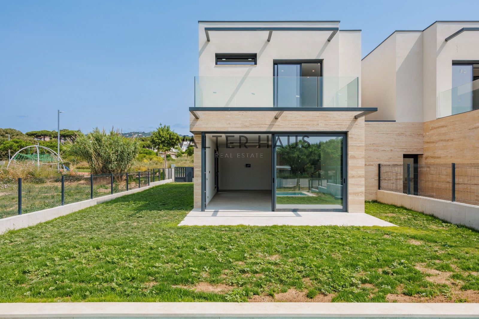 Exterior view of Single-family semi-detached for sale in Sant Feliu de Guíxols  with Air Conditioner, Heating and Private garden