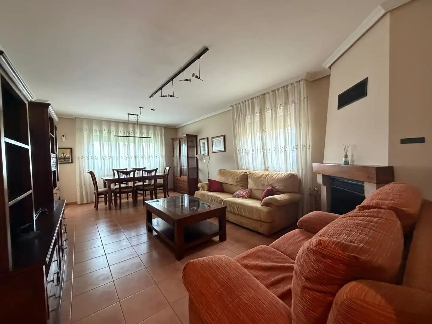 Sala d'estar de Casa adosada en venda en Palazuelos de Eresma amb Calefacció, Terrassa i Alarma