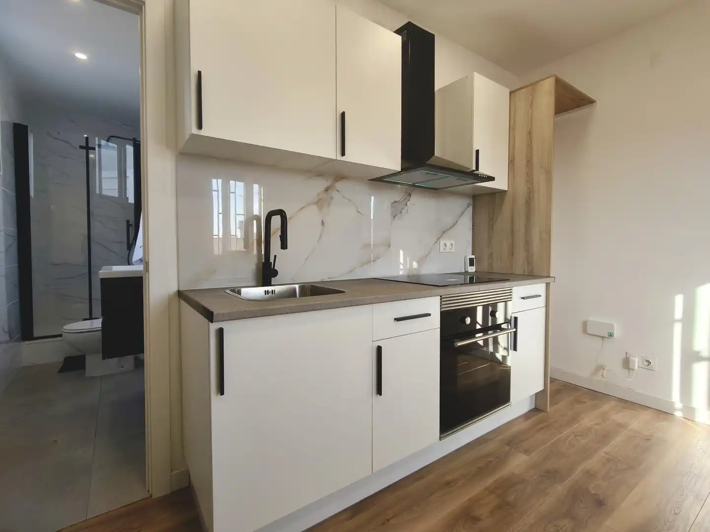 Cocina de Ático en venta en L'Hospitalet de Llobregat con Parquet, Terraza y Trastero