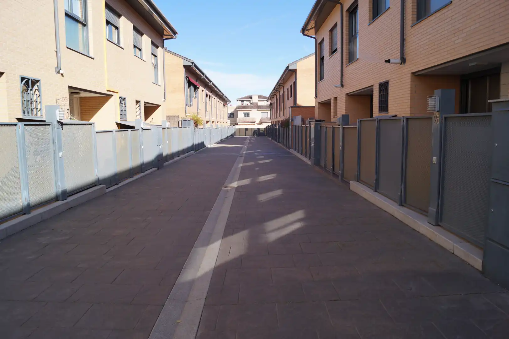 Vista exterior de Casa adosada en venta en Guadalajara con Jardín privado y Piscina