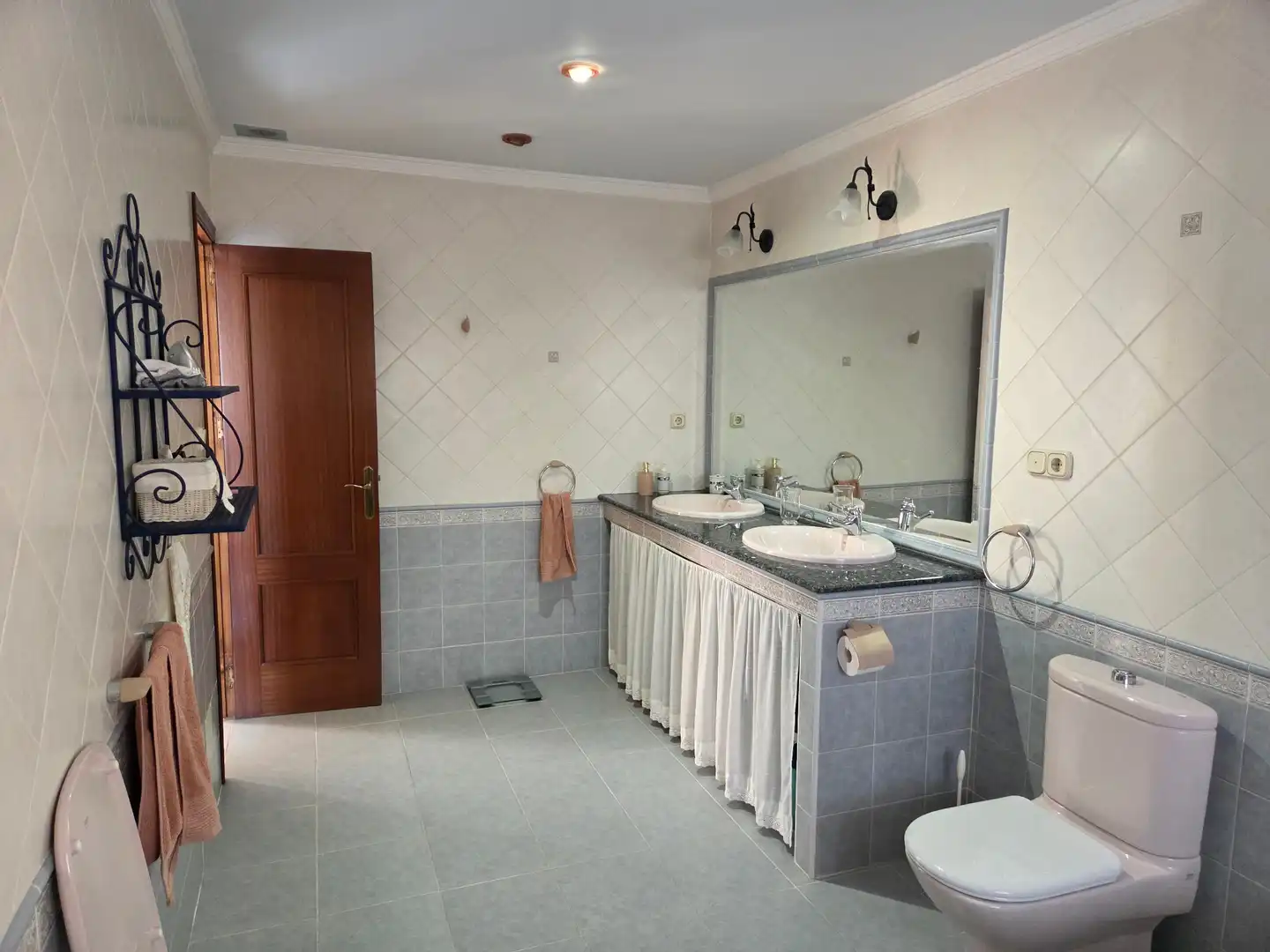 Bathroom of Houses for sale in Málaga  with Air Conditioner, Private garden and Terrace