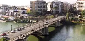 Vista exterior de Edificio en venta en Sevilla