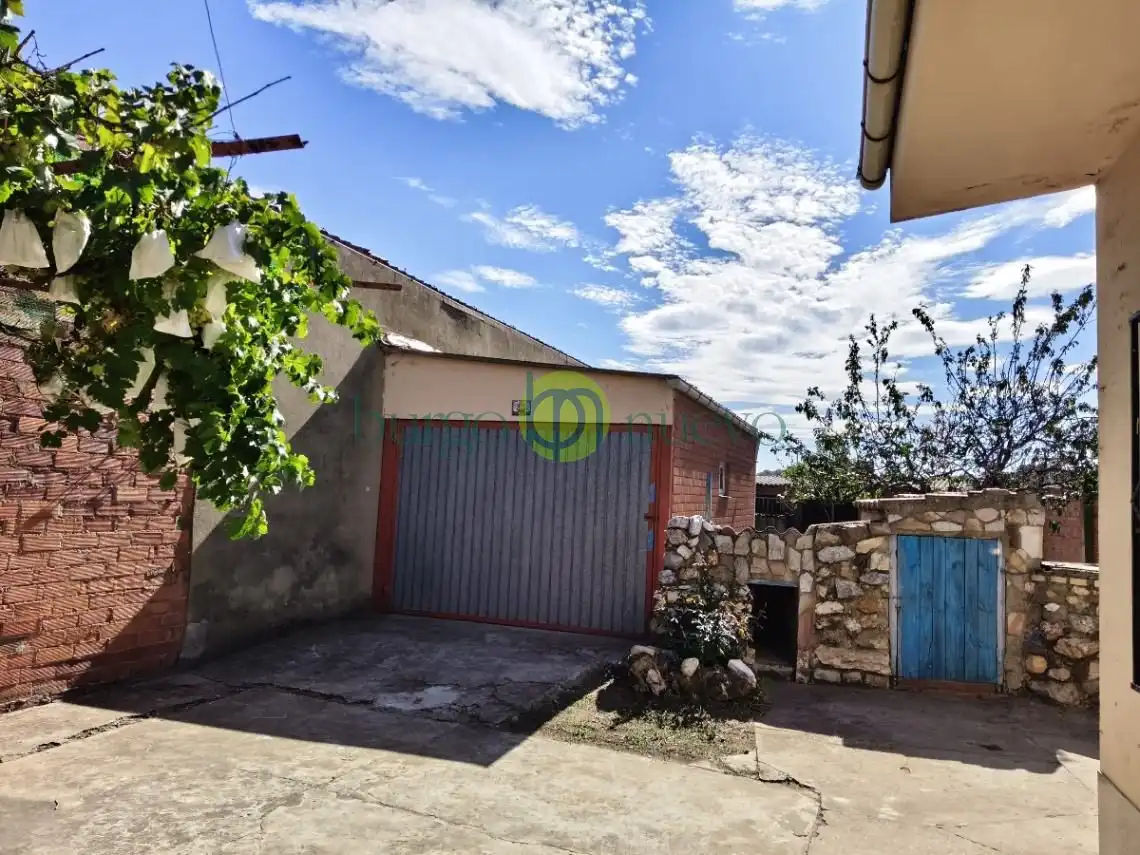 Vista exterior de Casa o chalet en venta en León Capital  con Jardín privado, Trastero y Alarma
