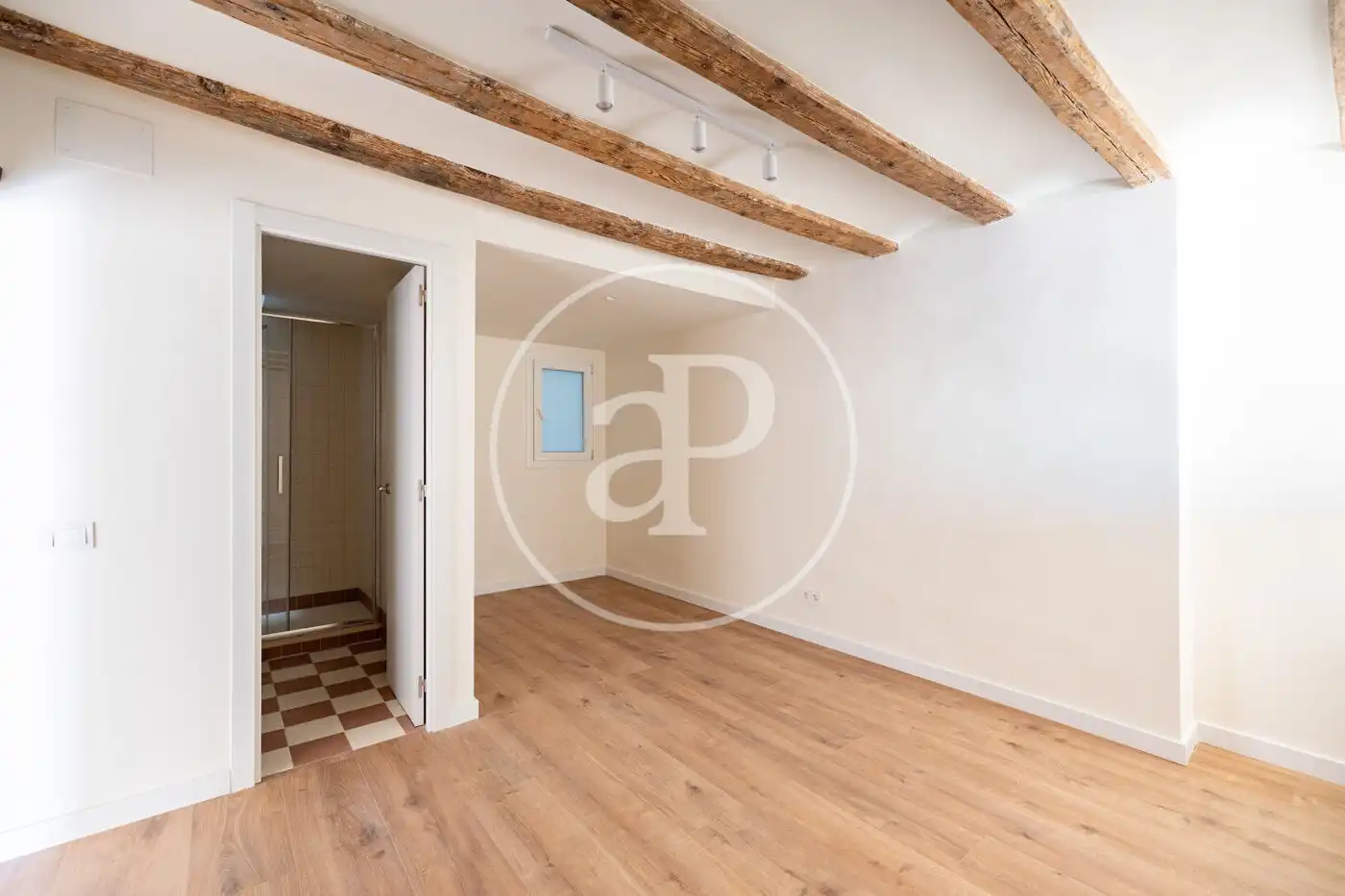 Piso en venta en Barcelona con Calefacción y Balcón