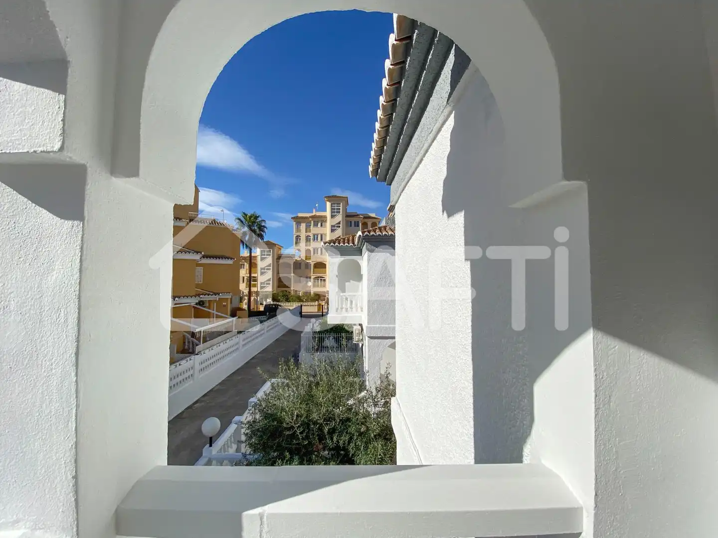 Vista exterior de Casa adosada en venda en Sueca amb Terrassa, Balcó i Piscina comunitària
