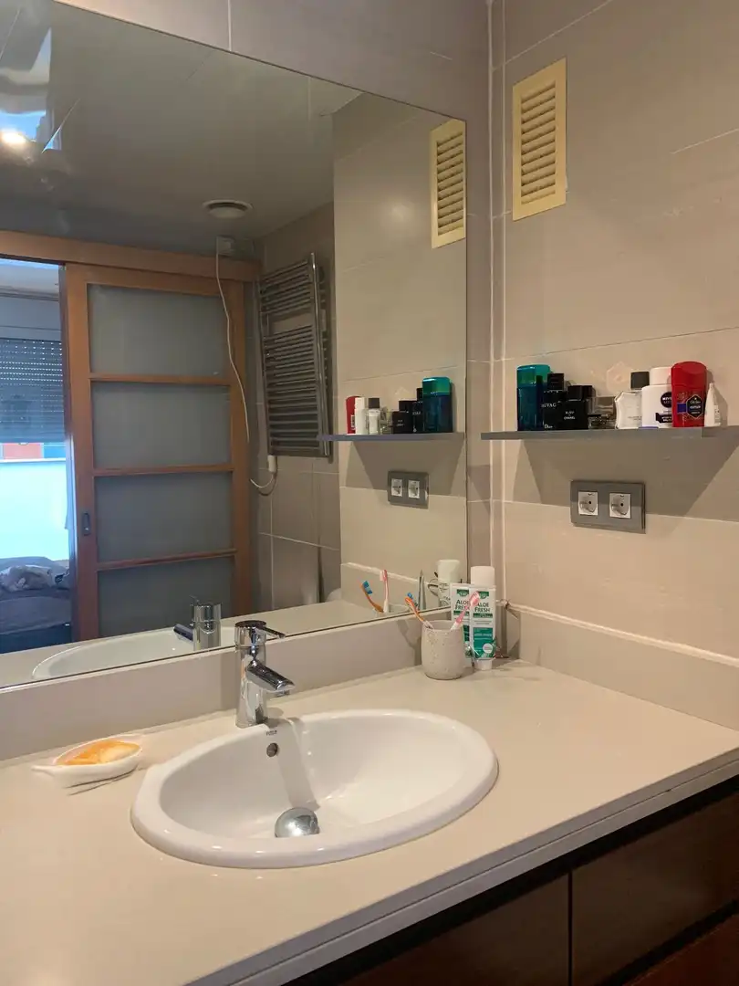 Badezimmer von Wohnung zur Miete in Barcelona mit Klimaanlage und Heizung