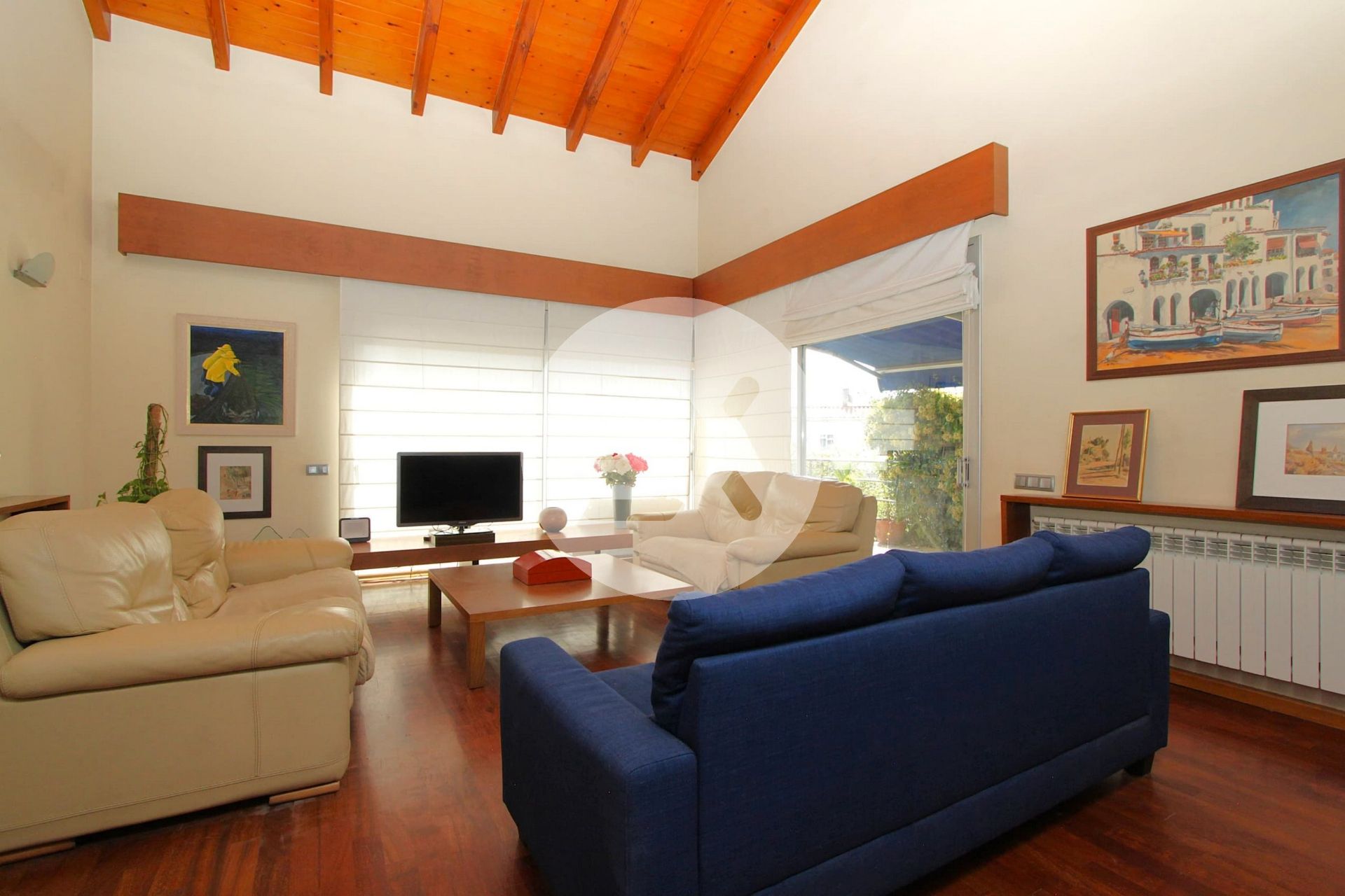 Sala d'estar de Casa o xalet en venda en Castelldefels amb Jardí privat, Parquet i Terrassa