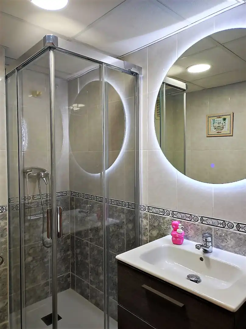 Baño de Apartamento de alquiler en Alicante / Alacant con Aire acondicionado, Calefacción y Terraza