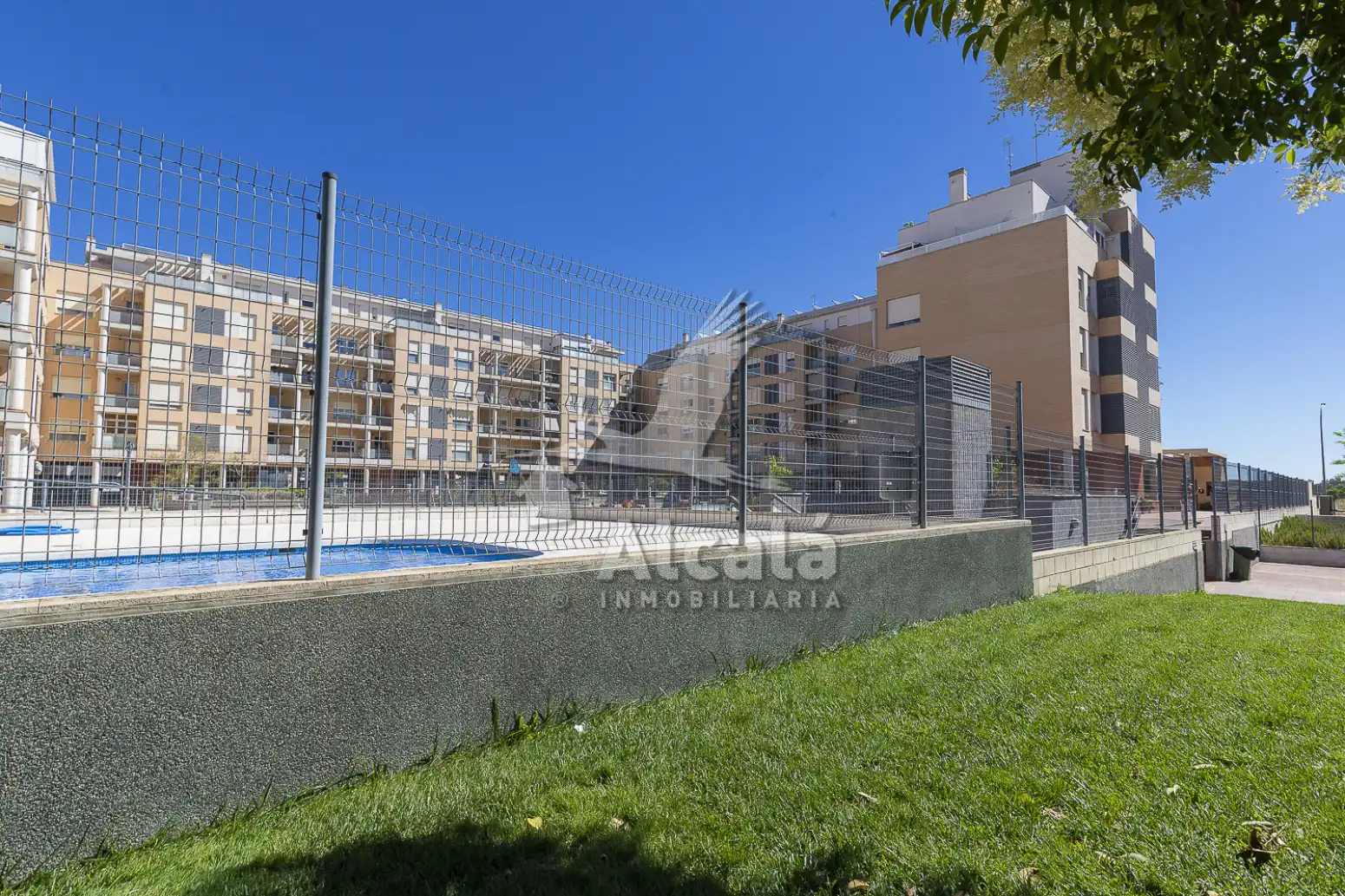 Außenansicht von Wohnung zum Verkauf in Alcalá de Henares mit Klimaanlage, Heizung und Privatgarten