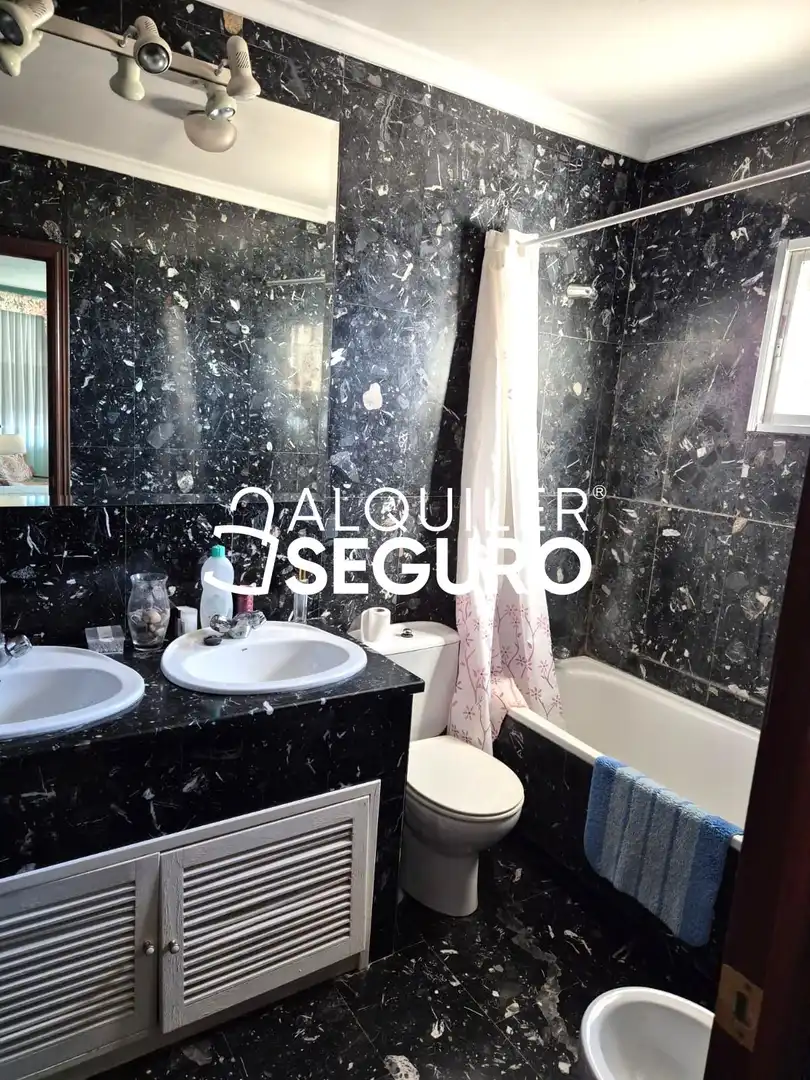 Baño de Casa o chalet de alquiler en Lillo con Calefacción, Terraza y Trastero