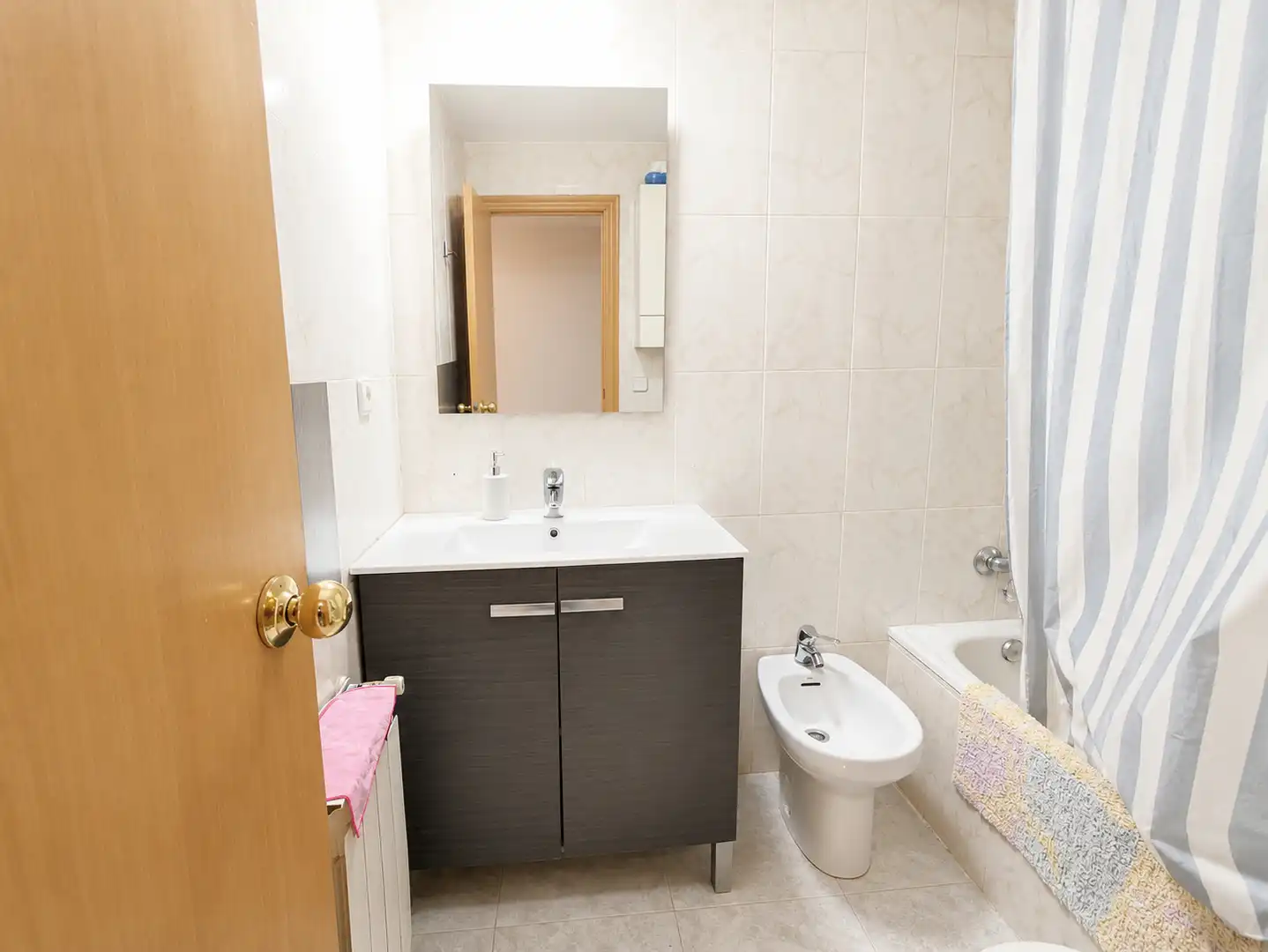 Baño de Piso en venta en Girona con Calefacción, Amueblado y Horno