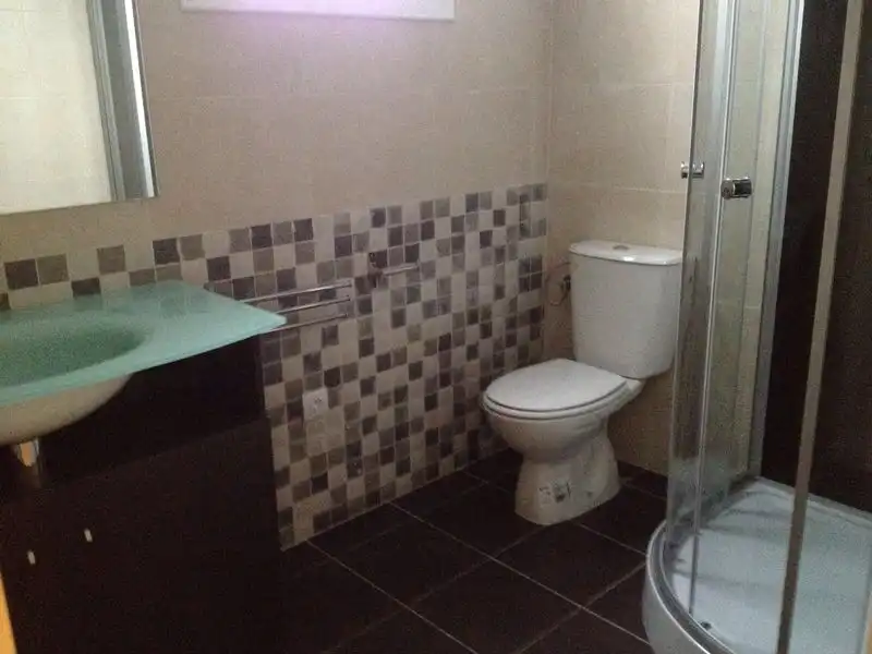 Badezimmer von Wohnung zur Miete in Cambrils mit Ofen