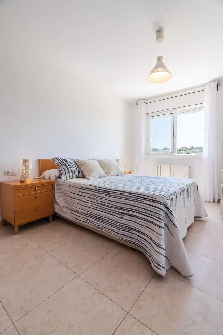 Schlafzimmer von Einfamilien-Reihenhaus zum Verkauf in Vila-rodona mit Privatgarten und Ofen