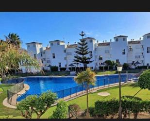 Vista exterior de Pis en venda en Manilva amb Aire condicionat, Jardí privat i Terrassa