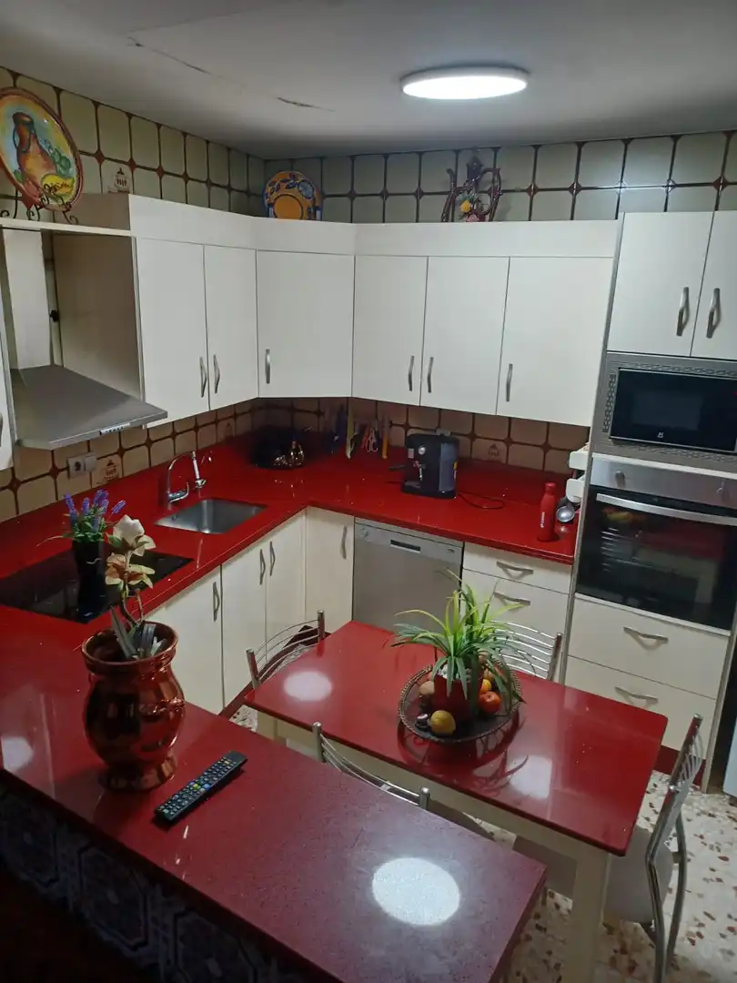 Cuina de Casa adosada en venda en San Martín del Tesorillo amb Aire condicionat, Jardí privat i Terrassa