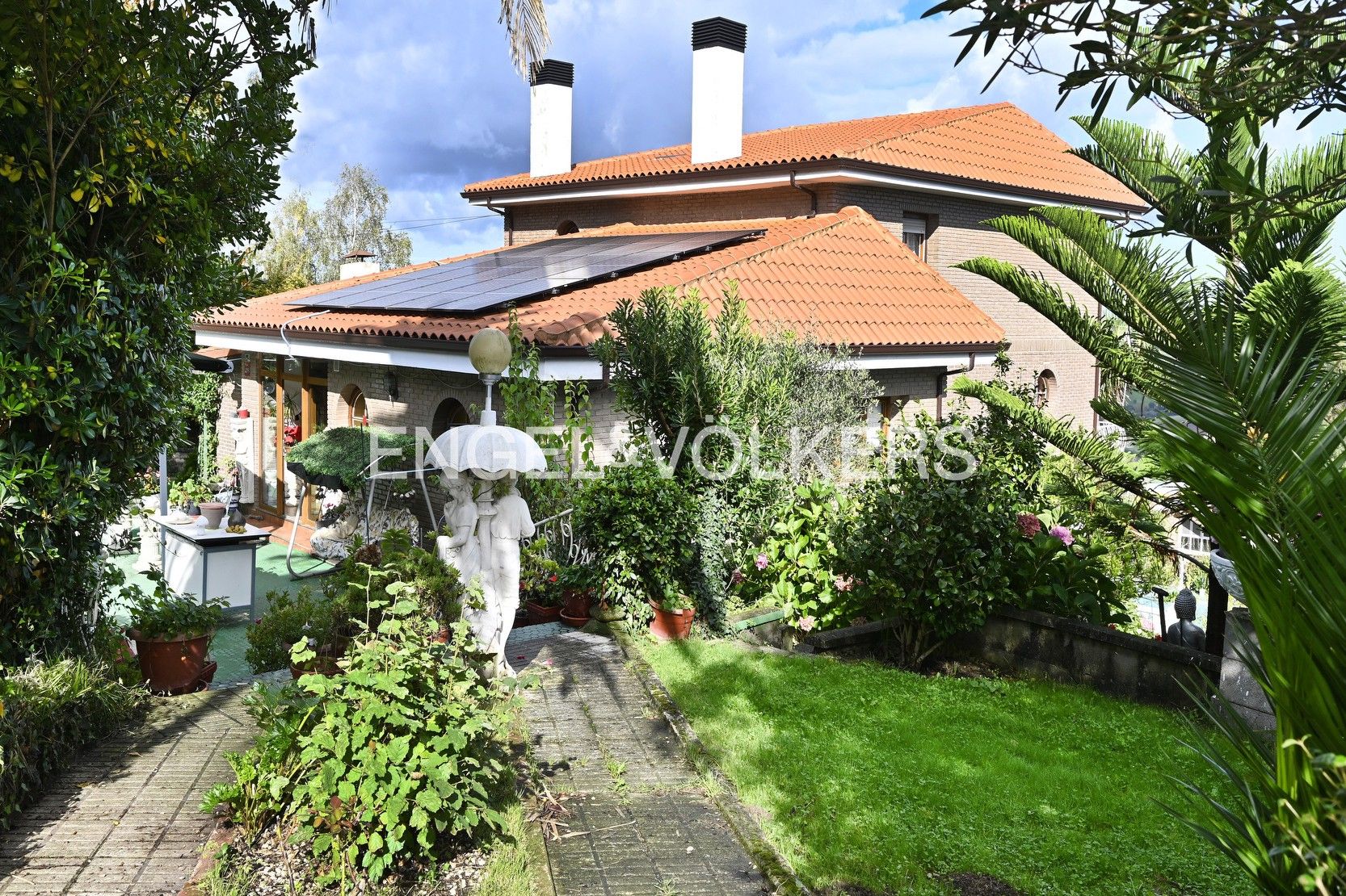 Vista exterior de Casa o xalet en venda en Medio Cudeyo amb Aire condicionat, Calefacció i Jardí privat