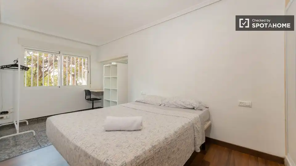 Habitación de Piso de alquiler en Valencia con Aire acondicionado, Calefacción y Amueblado