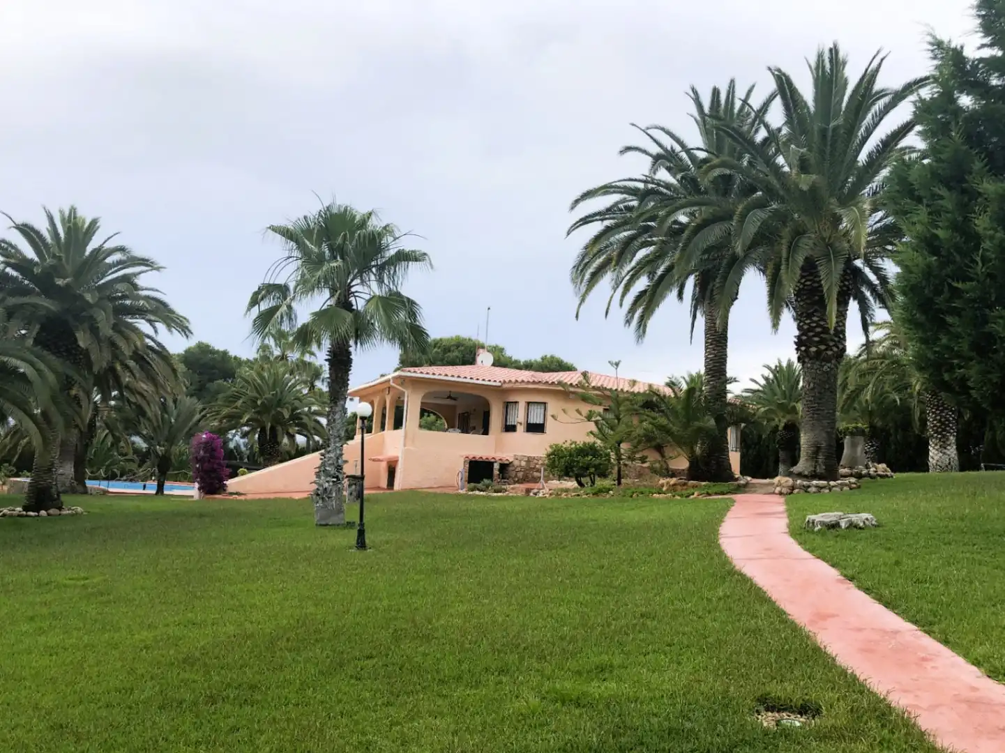 Vista exterior de Casa o xalet en venda en Alcalà de Xivert amb Calefacció, Jardí privat i Piscina
