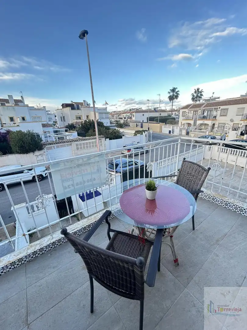Vista exterior de Casa o chalet en venta en Torrevieja con Calefacción, Terraza y Piscina comunitaria