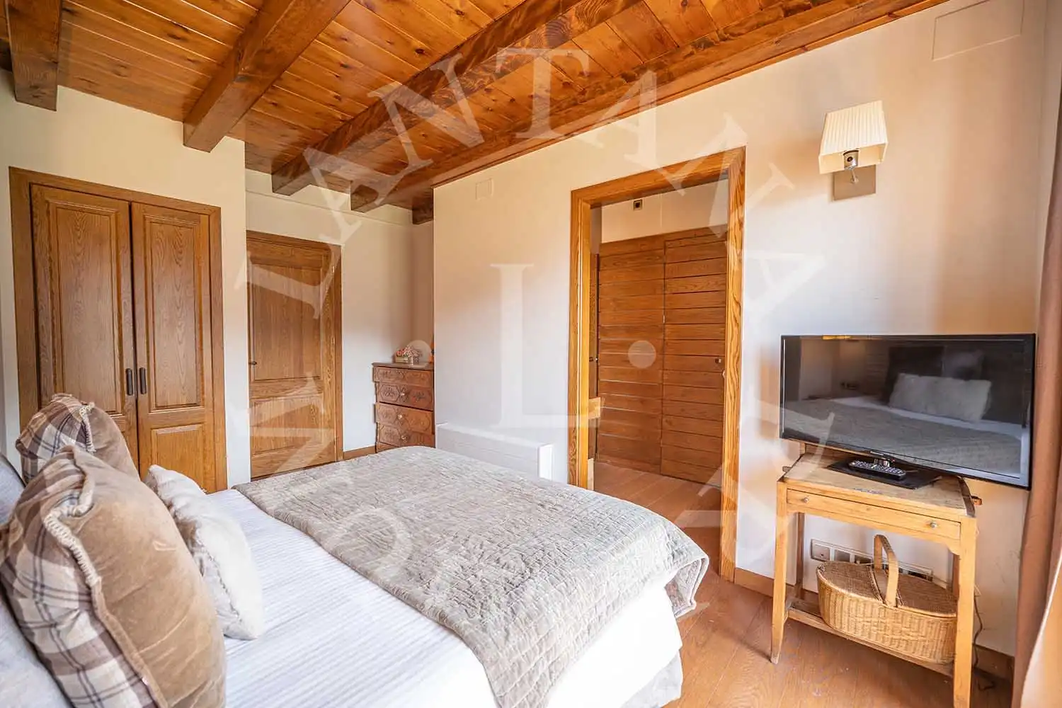 Habitación de Casa adosada en venta en Naut Aran con Calefacción, Jardín privado y Parquet