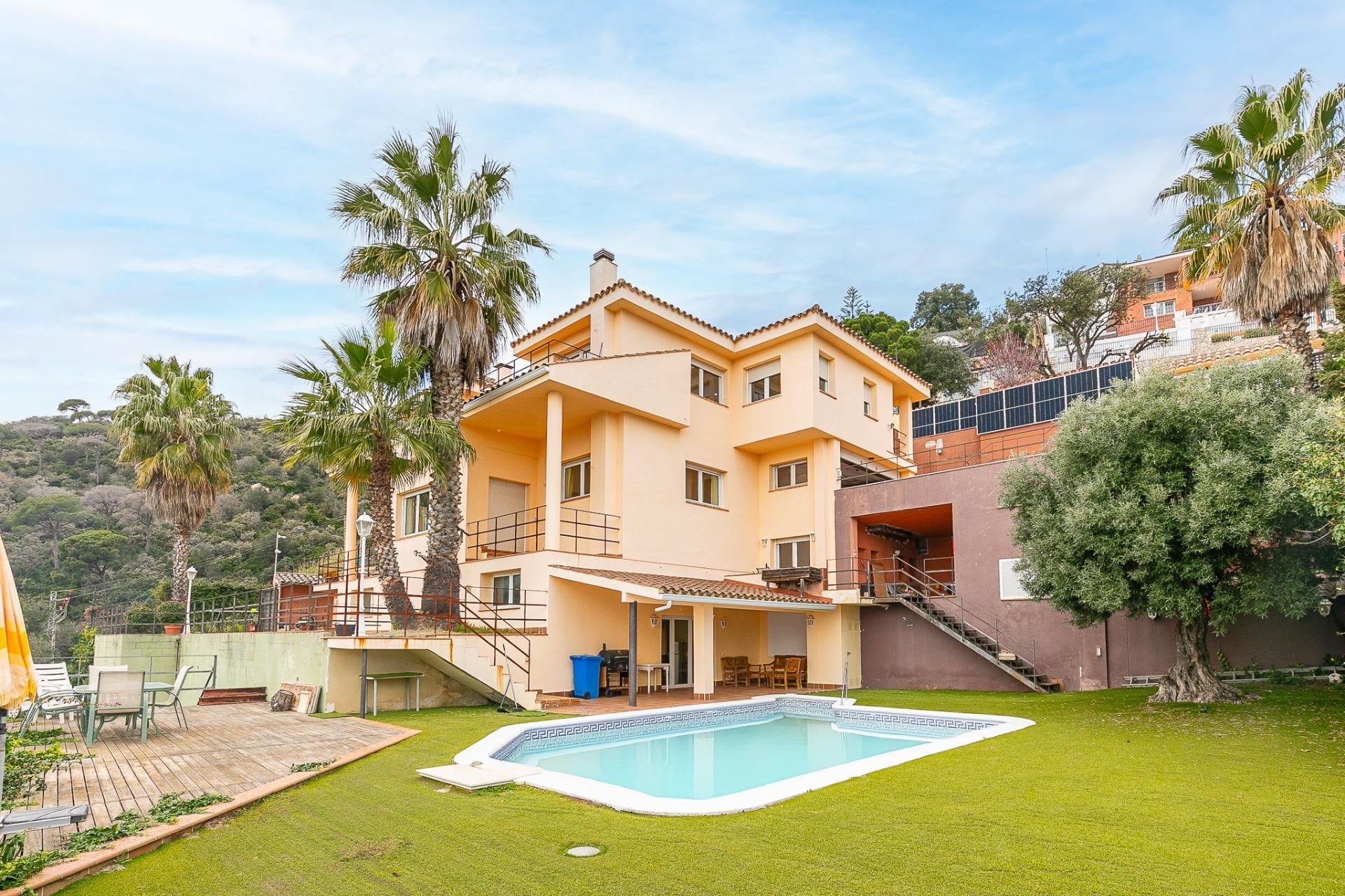 Vista exterior de Casa o xalet en venda en Badalona amb Aire condicionat, Calefacció i Jardí privat