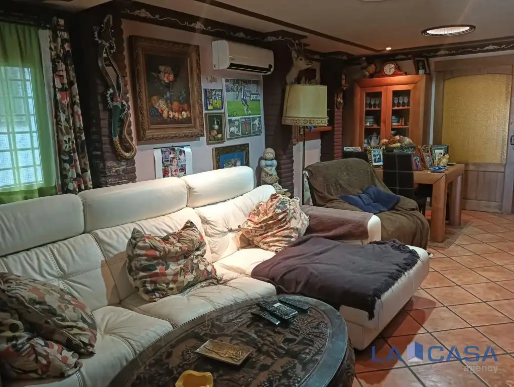 Sala d'estar de Casa adosada en venda en Algeciras amb Terrassa i Balcó