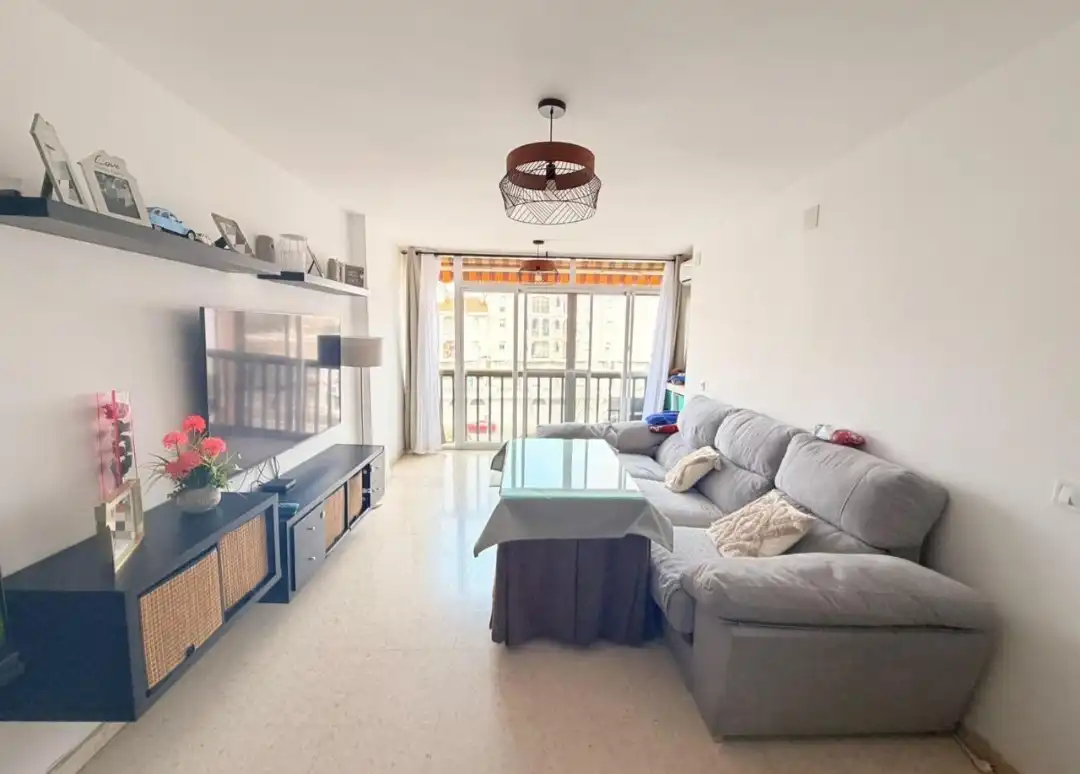 Piso con piscina en venta en Benalmádena pueblo, imagen 2
