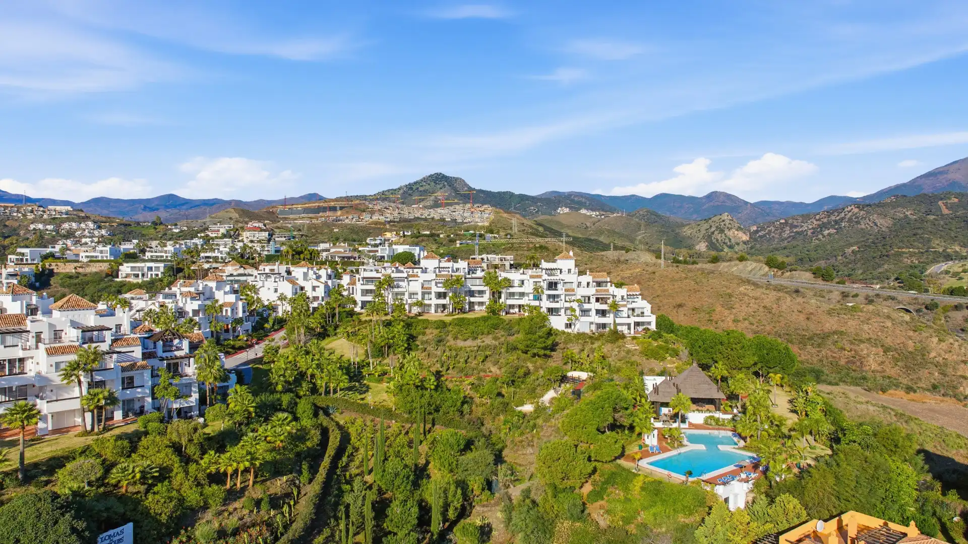 Außenansicht von Wohnungen zur Miete in Benahavís mit Klimaanlage, Terrasse und Schwimmbad