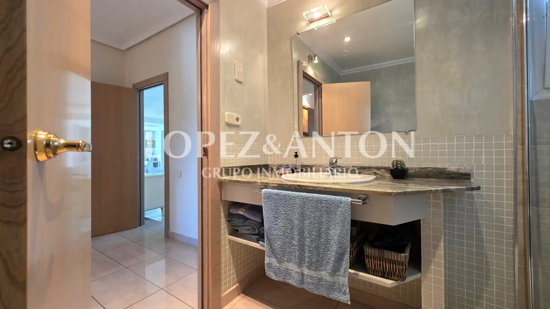 Bathroom of Houses for sale in L'Eliana  with Air Conditioner, Private garden and Terrace