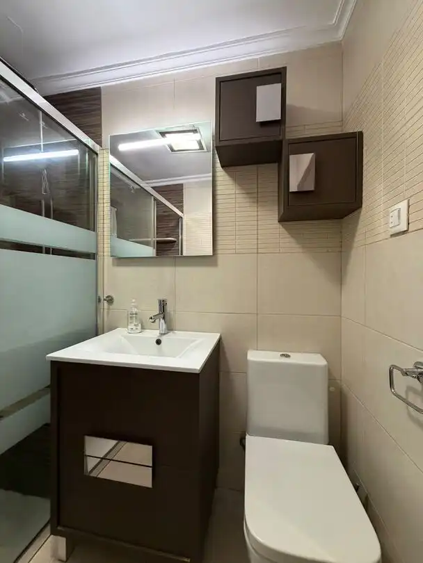 Badezimmer von Wohnung zur Miete in Laviana mit Heizung und Balkon