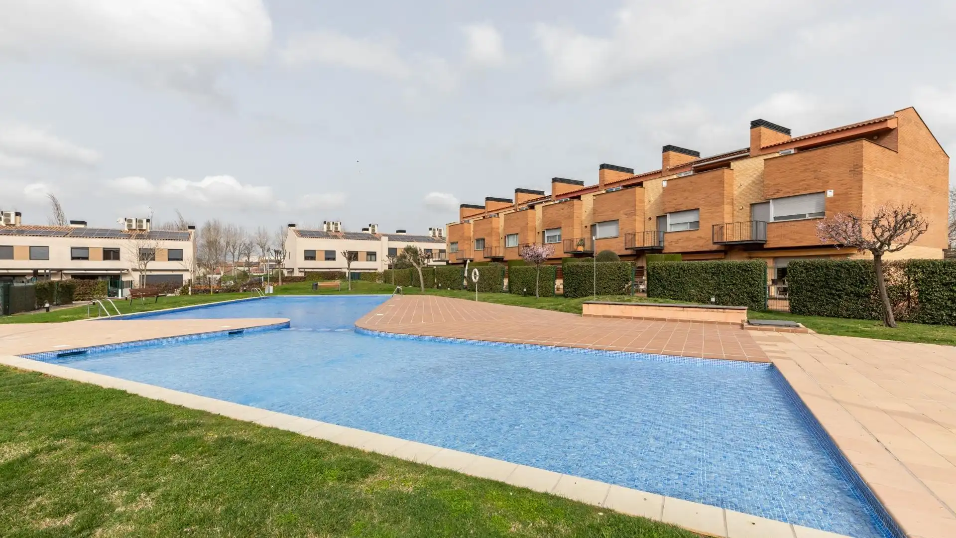 Piscina de Casa adosada en venta en Sant Fost de Campsentelles con Aire acondicionado, Calefacción y Jardín privado
