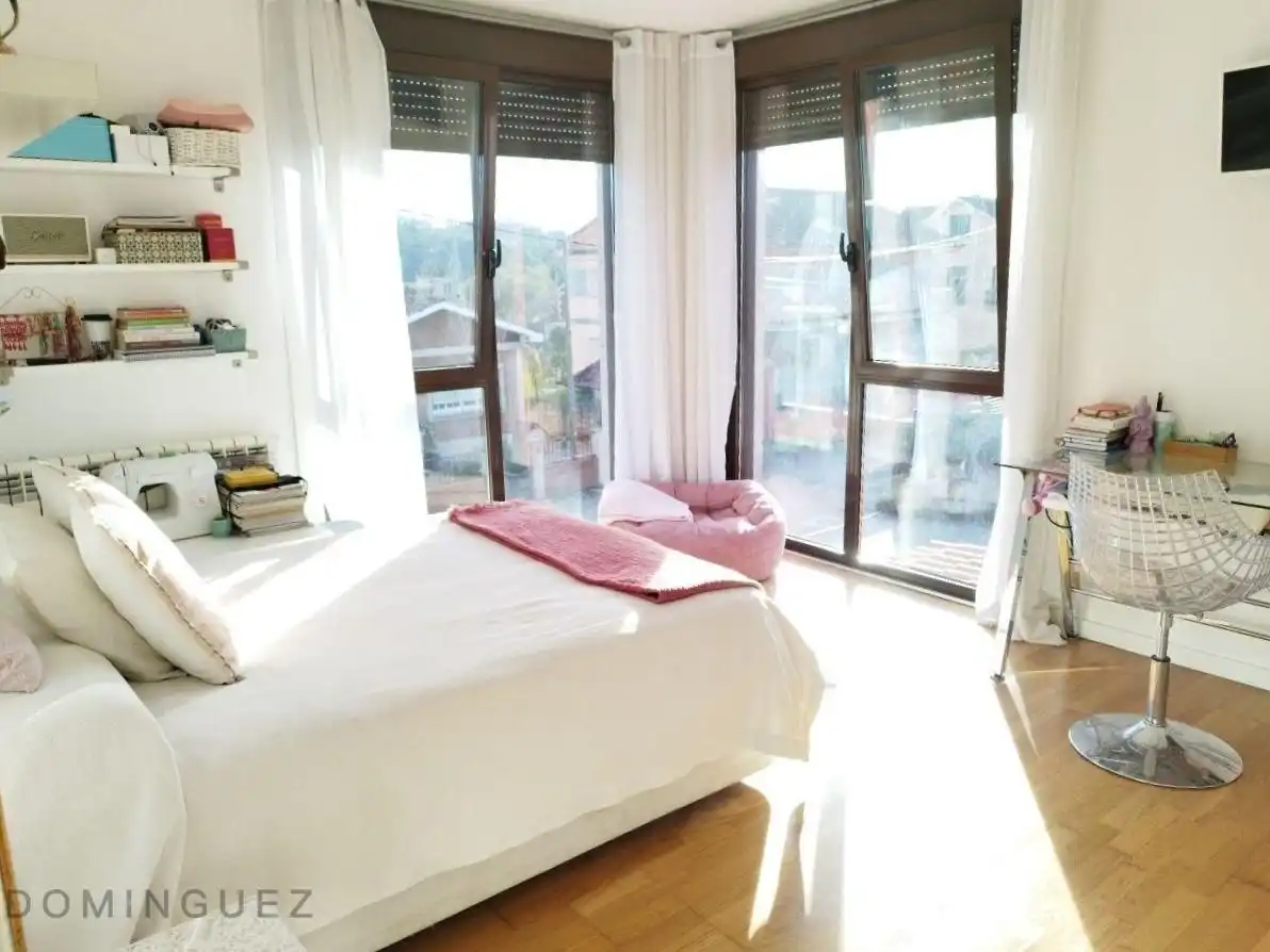 Dormitori de Casa o xalet en venda en Pontevedra Capital  amb Calefacció, Jardí privat i Terrassa