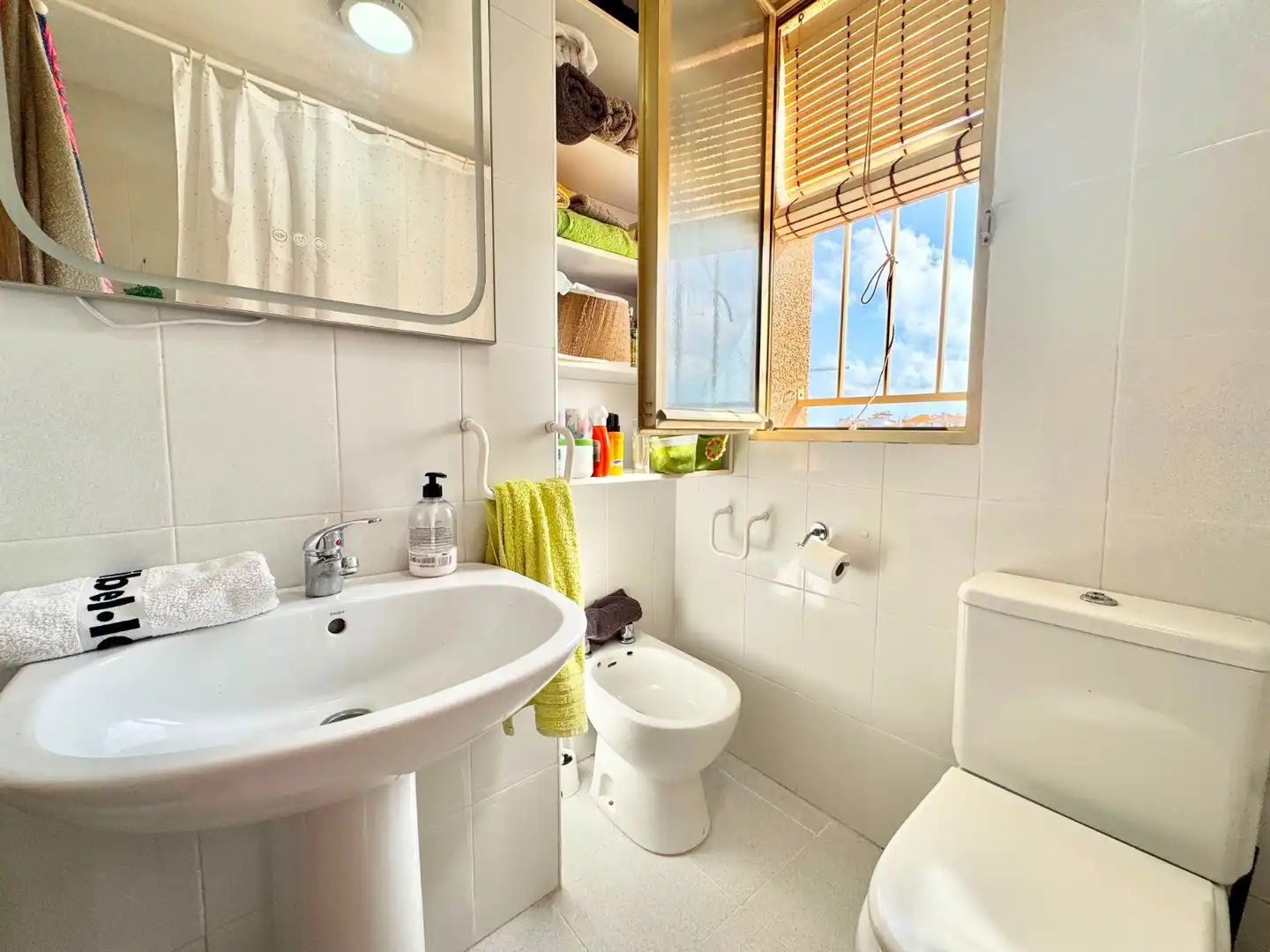 Badezimmer von Wohnungen zur Miete in Orihuela mit Möbliert, Waschmaschine und Mikrowelle