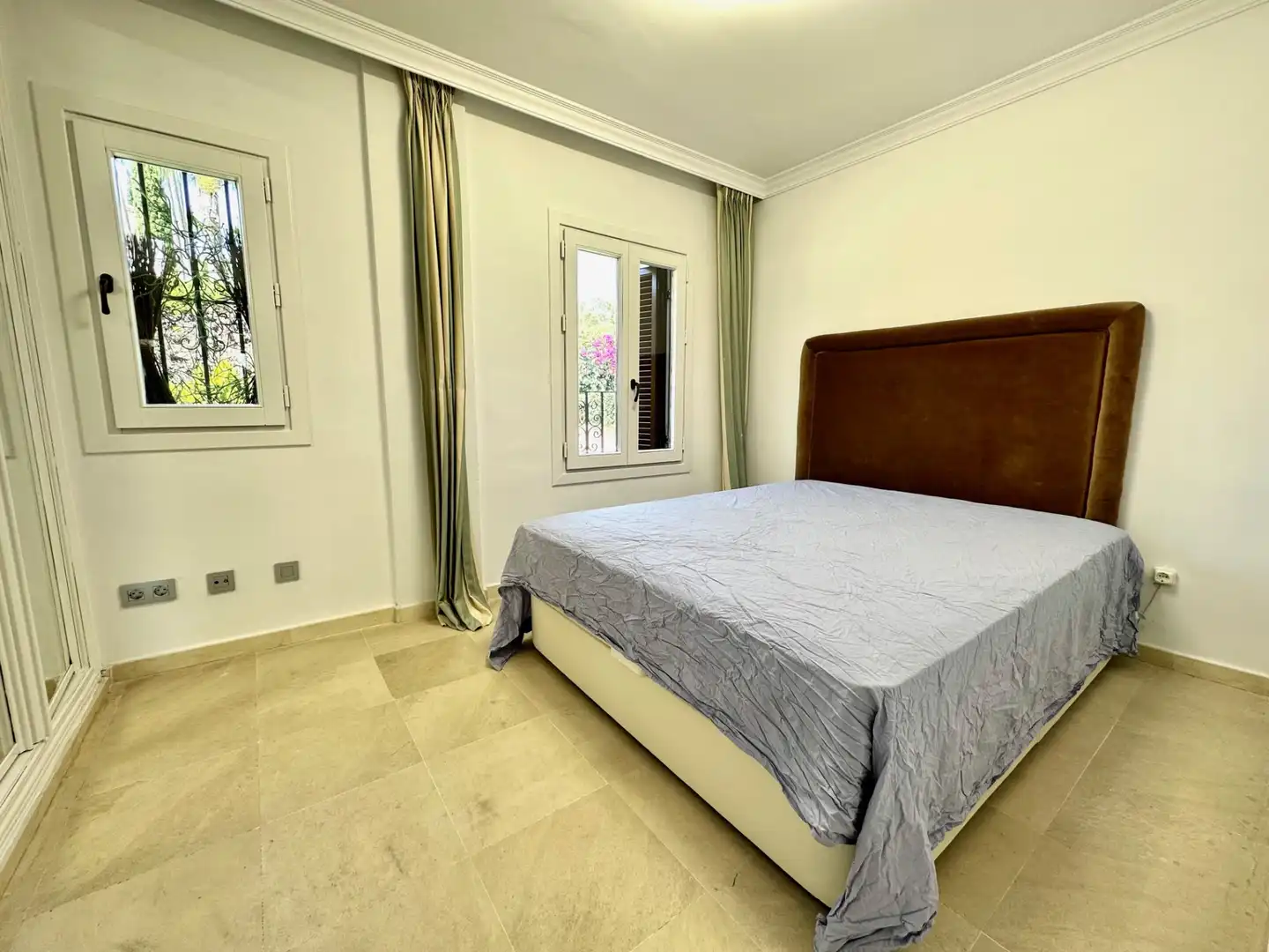 Schlafzimmer von Einfamilien-Reihenhaus zum Verkauf in Marbella mit Klimaanlage, Privatgarten und Terrasse