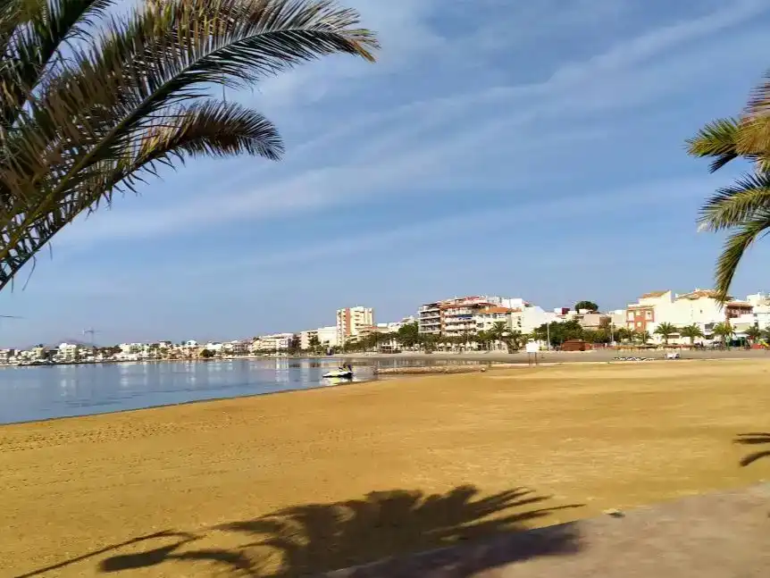 Vista exterior de Pis en venda en San Pedro del Pinatar amb Aire condicionat