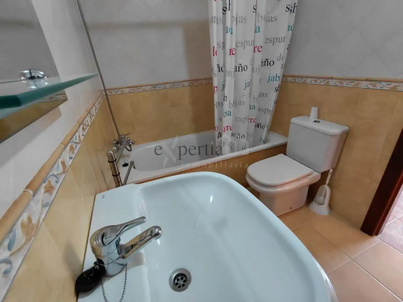Baño de Apartamento de alquiler en Boiro con Calefacción, Terraza y Amueblado