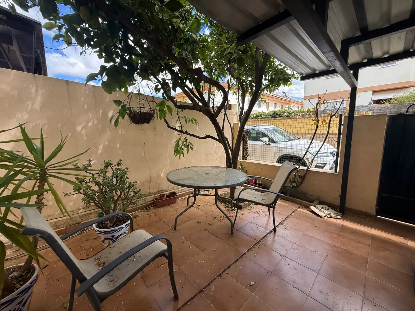 Terrasse von Einfamilien-Reihenhaus zum Verkauf in Aljaraque mit Klimaanlage, Heizung und Privatgarten