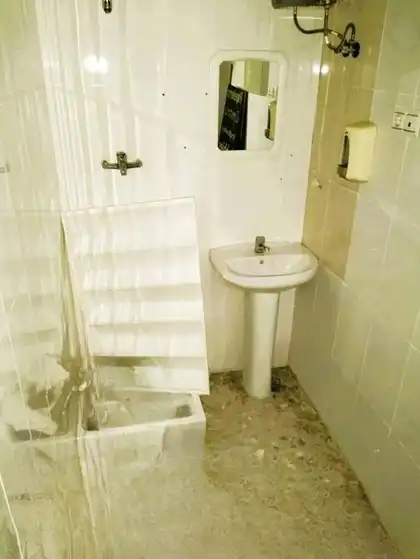 Baño de Local de alquiler en Valencia con Aire acondicionado y Parquet