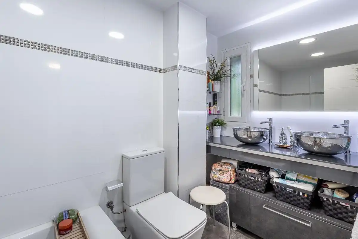Baño de Piso en venta en Granada con Aire acondicionado, Calefacción y Trastero
