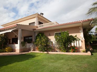 Chalet con balcón en venta en Picassent