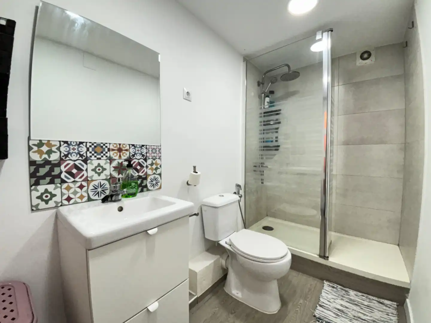 Bathroom of Flat for rent in Madrid  with Air Conditioner, Heating and Furnished