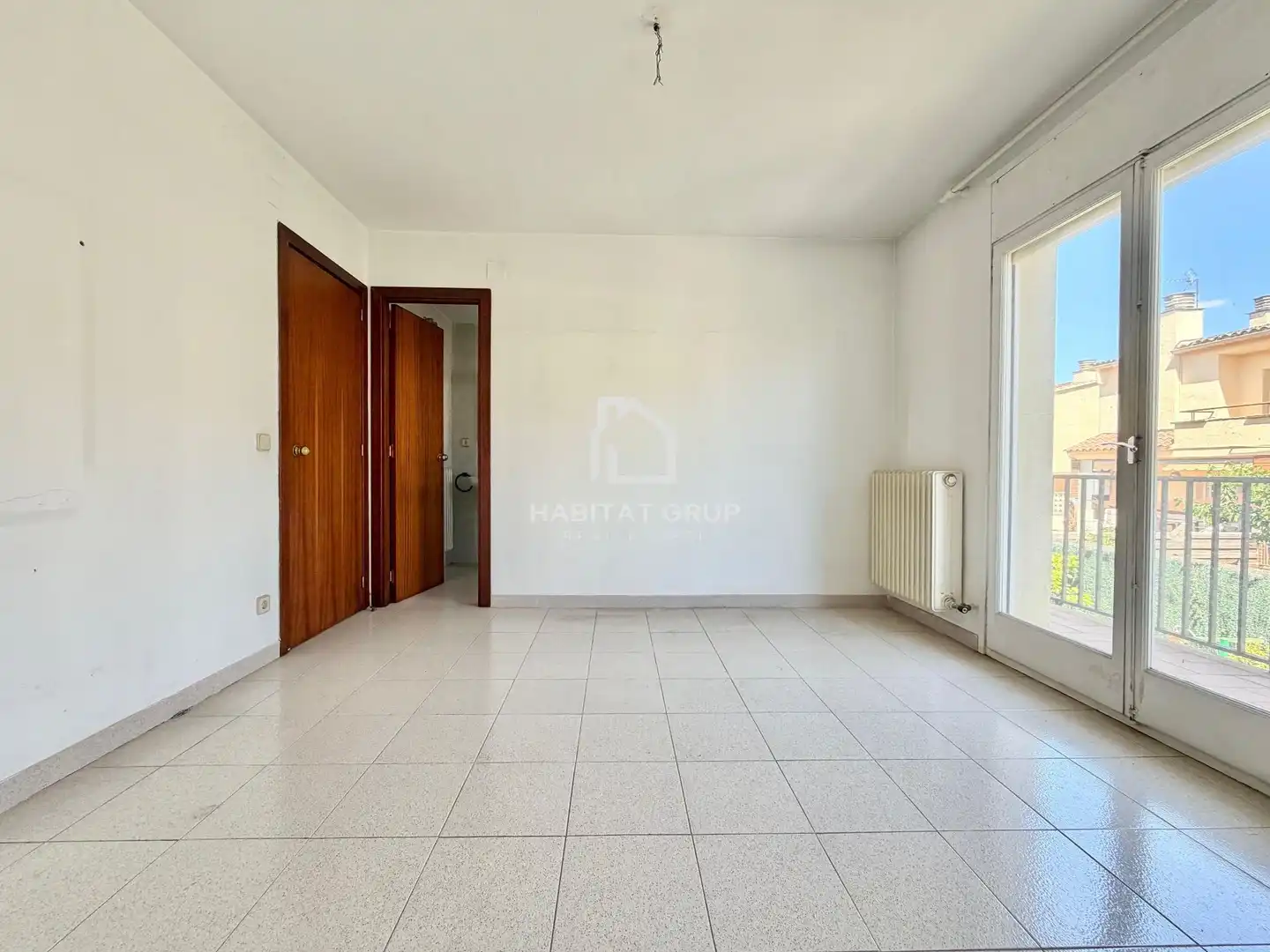 Parking de Casa adosada en venta en Girona con Calefacción, Jardín privado y Terraza